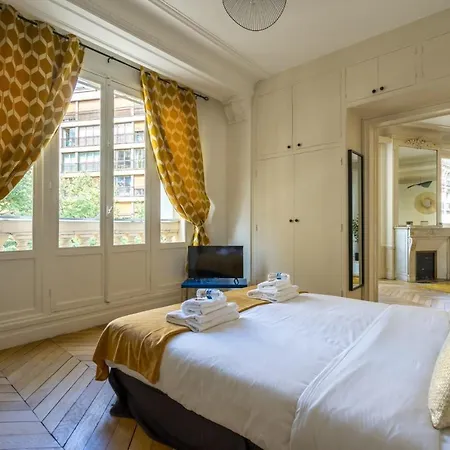 Charming Near Trocadero *