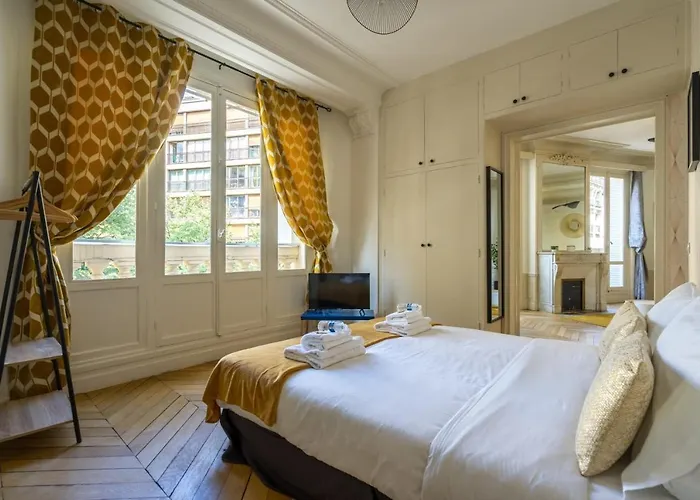 Charming Near Trocadero *