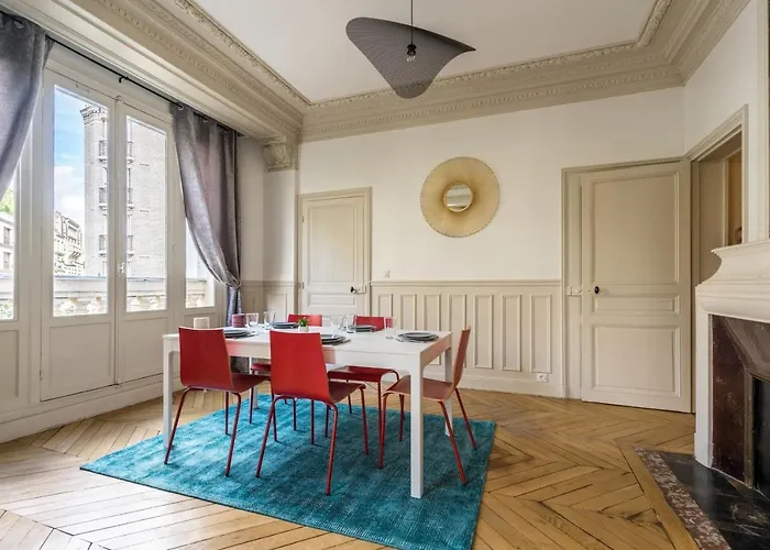 Charming Near Trocadero *
